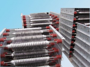 中性點接地式電阻柜，就是在電網(wǎng)中性點與地之間串聯(lián)接入某一電阻器。適當選擇所接電阻器的阻值，不僅可以泄放單相接地電弧后半波的能量，從而減少電弧重燃的可能性，抑制電網(wǎng)過電壓的輻值，還可以提高繼電保護裝置的靈敏度以作用于跳閘，從而有效保護系統(tǒng)正常運行。